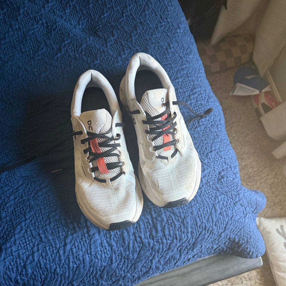 Women’s size 10 On Cloud running shoe